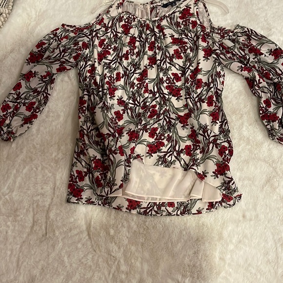 Long sleeve cold shoulder Max Edition knit top.  Cream color lining. Size Medium - Picture 3 of 5